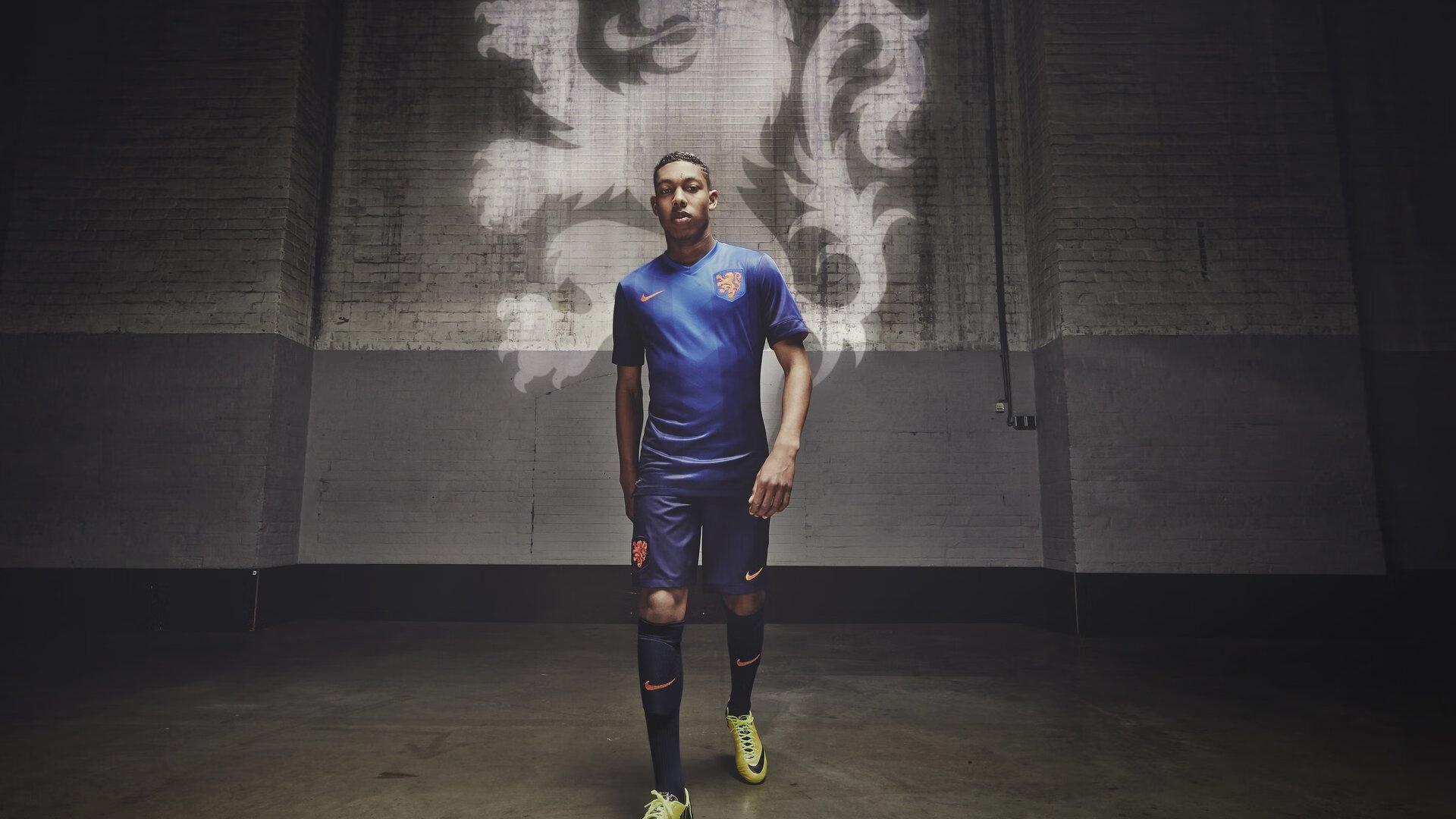 女足英联杯赛场突发激烈冲突 球员锁喉放倒对手引争议